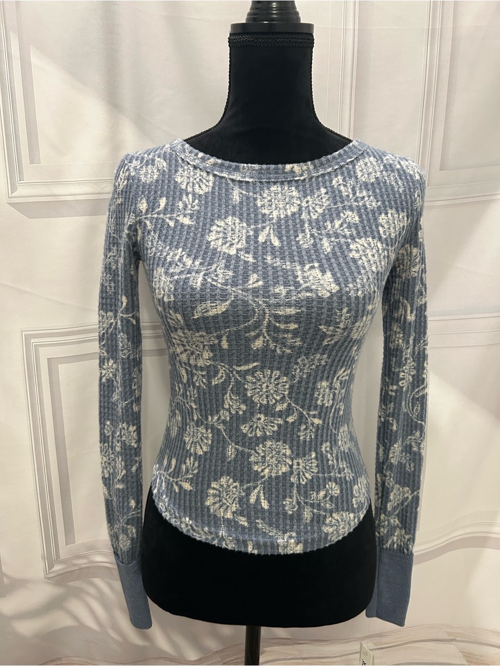 Wallflower Women’s Blue and White Floral Ribbed Long-Sleeve Top XXS EUC